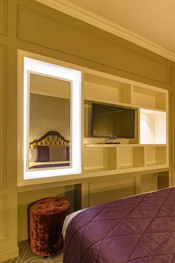 Отель La Clef Louvre Paris By The Crest Collection