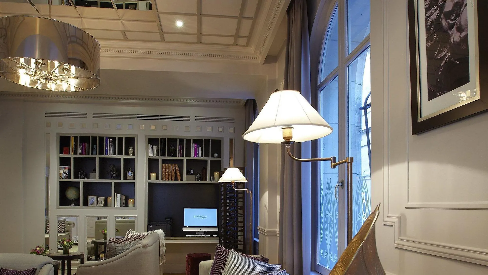 Отель La Clef Louvre Paris By The Crest Collection 5*,
